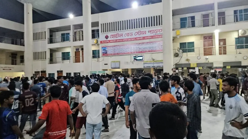 রাবি শিক্ষার্থীকে মারধরের অভিযোগে স্টেশন ঘেরাও, ট্রেনের যাত্রা বাতিল